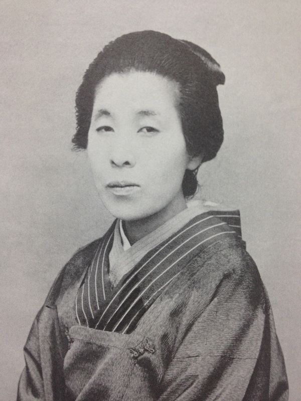 Cette photographie en noir et blanc montre Uemara Shoen en habit traditionnel japonais, les cheveux relevés en chignon.